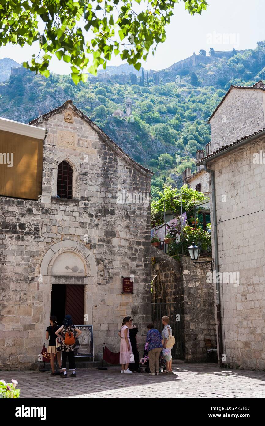 Place ombragée (Pjaca od Kina) dans la vieille ville de Kotor, Monténégro, Banque D'Images