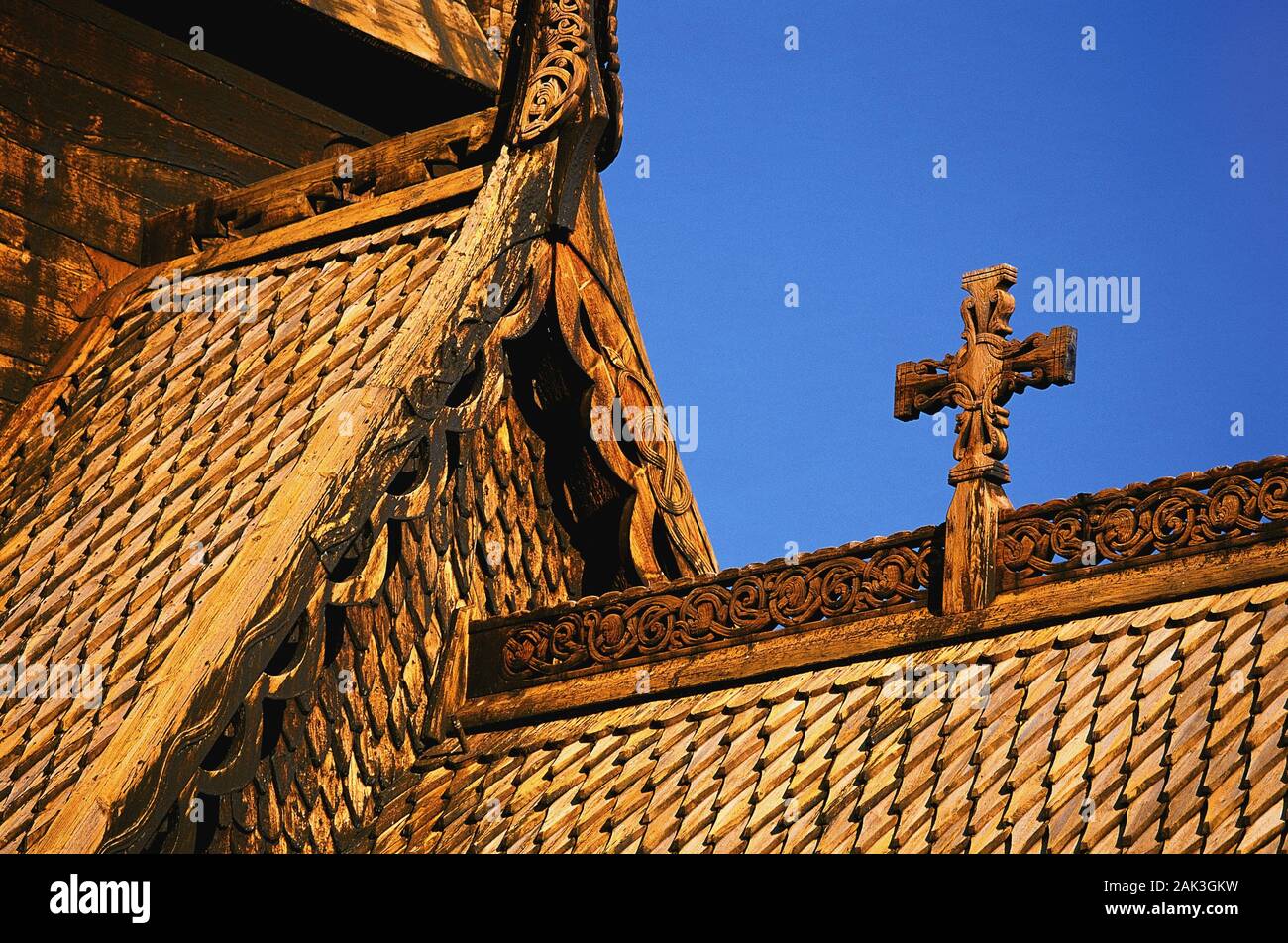 Une croix en bois sur le toit de l'église de Lom, Norvège. Malgré la grande réorganisation et d'expansion d'église à trois nefs de la Banque D'Images