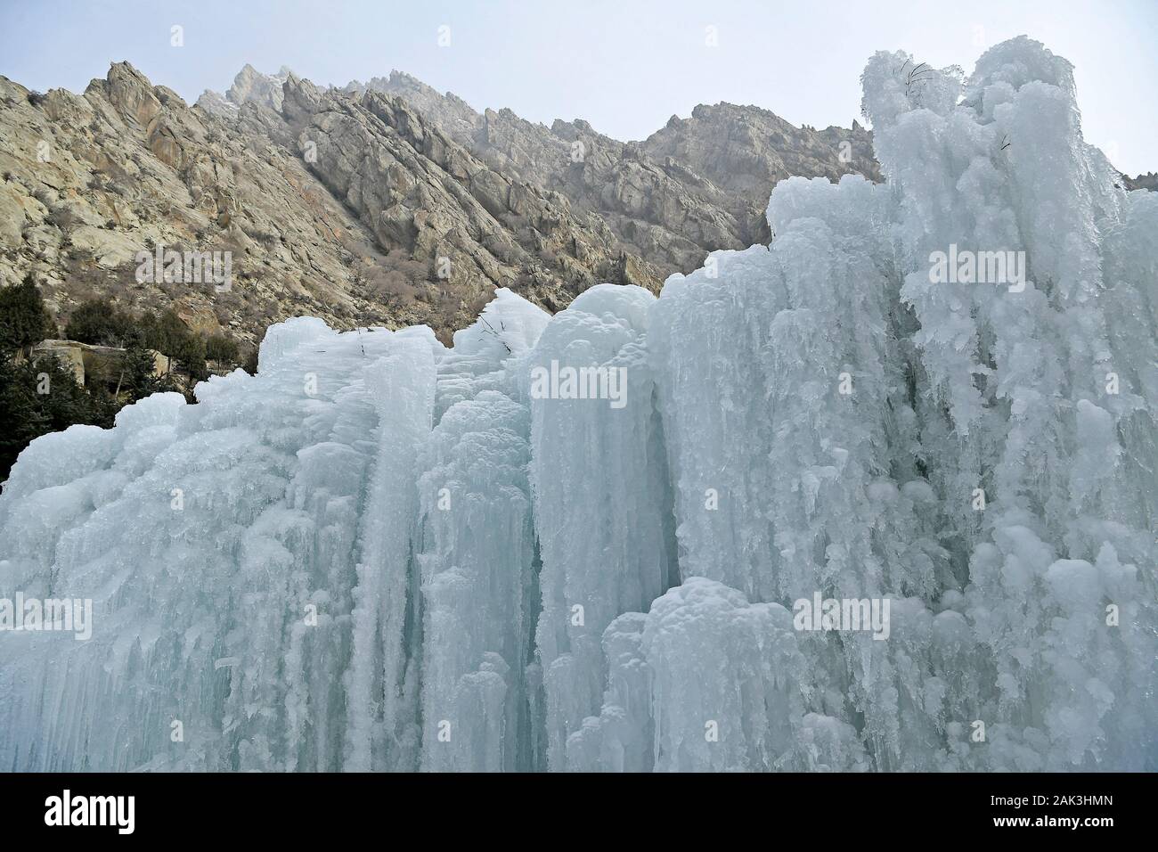 Yinchuan. Jan 7, 2020. Photo prise le 7 janvier 2020 montre la cascade de glace à l'endroit pittoresque peinture falaise de montagnes Helan à Yinchuan, Chine du nord-ouest de la région autonome du Ningxia Hui. Credit : Wang Peng/Xinhua/Alamy Live News Banque D'Images