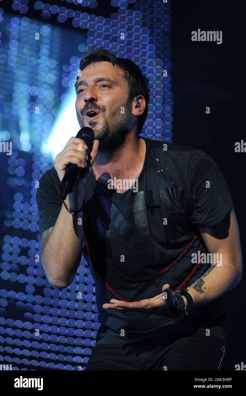 Milan Italie 27 octobre 2012, concert en direct de Cesare Cremonini au MediolanumForum Assago: La chanteuse Cesare Cremonini pendant le concert Banque D'Images