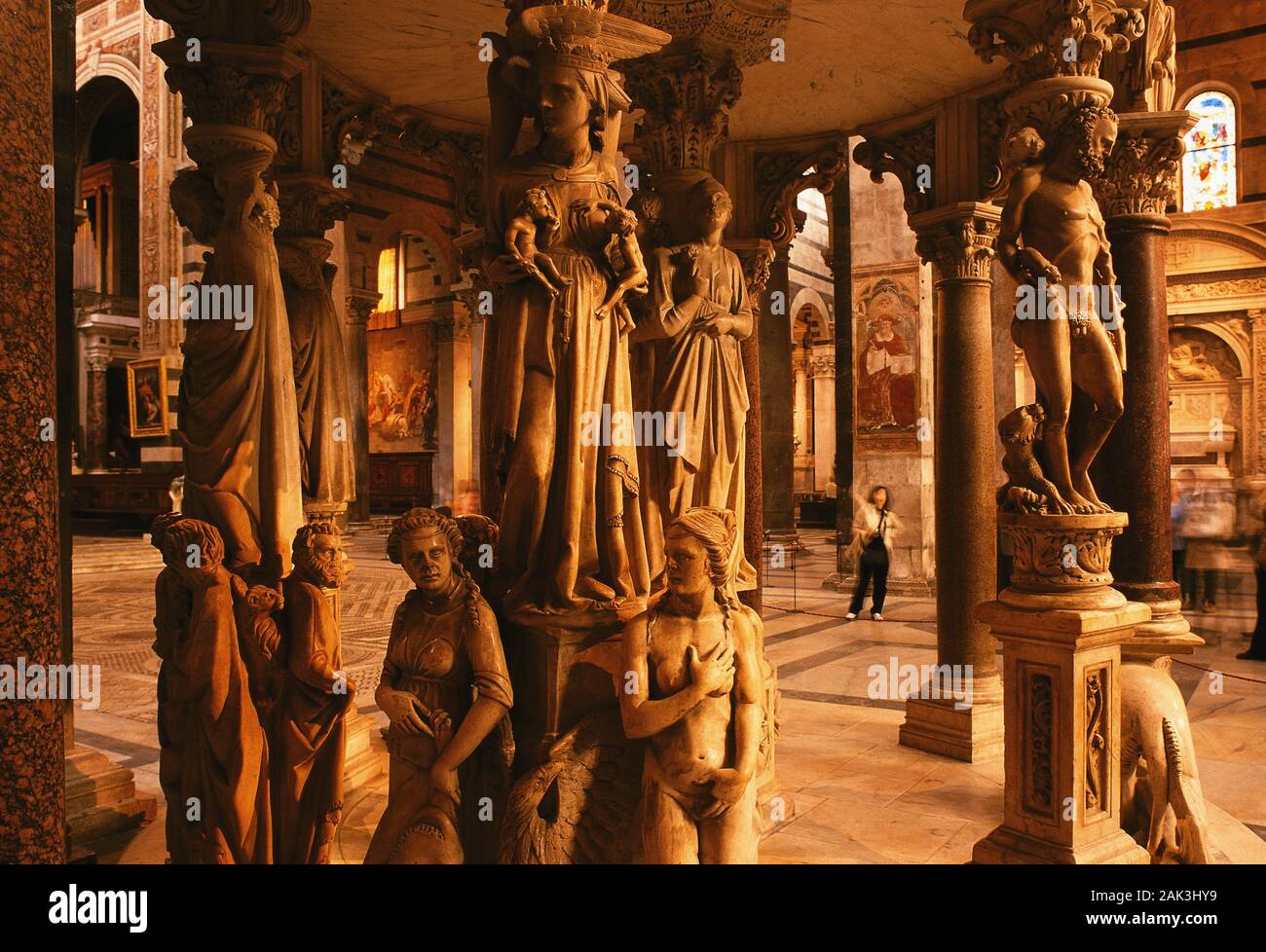 L'intérieur de la cathédrale de Pise, Italie. L'impressionnant capitales et la chaire richement ornée de Giovanni Pisano sont remarquables. Le chat Banque D'Images