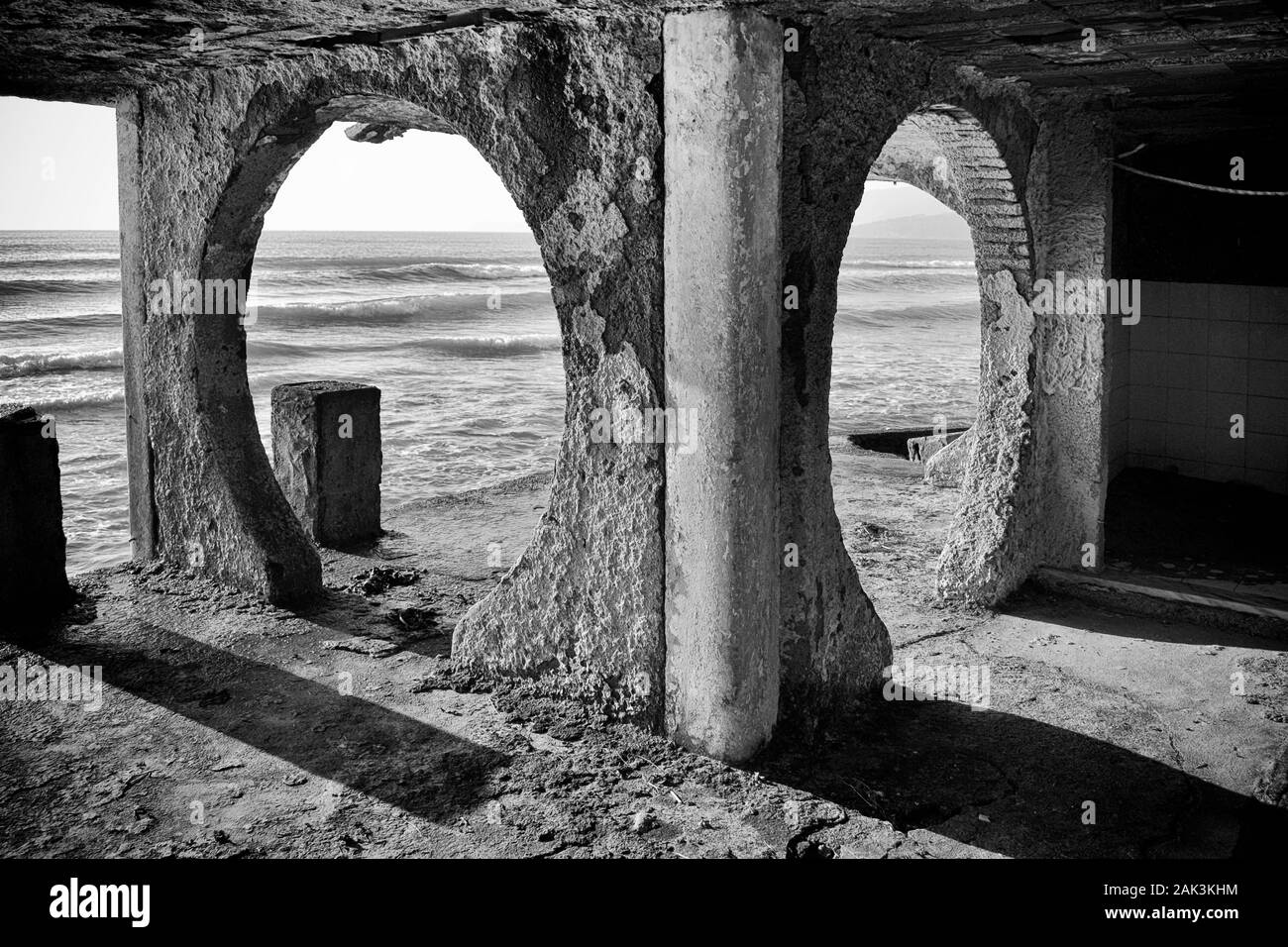 Bâtiment en ruine et abandonné sur le bord de la mer, Italie Banque D'Images