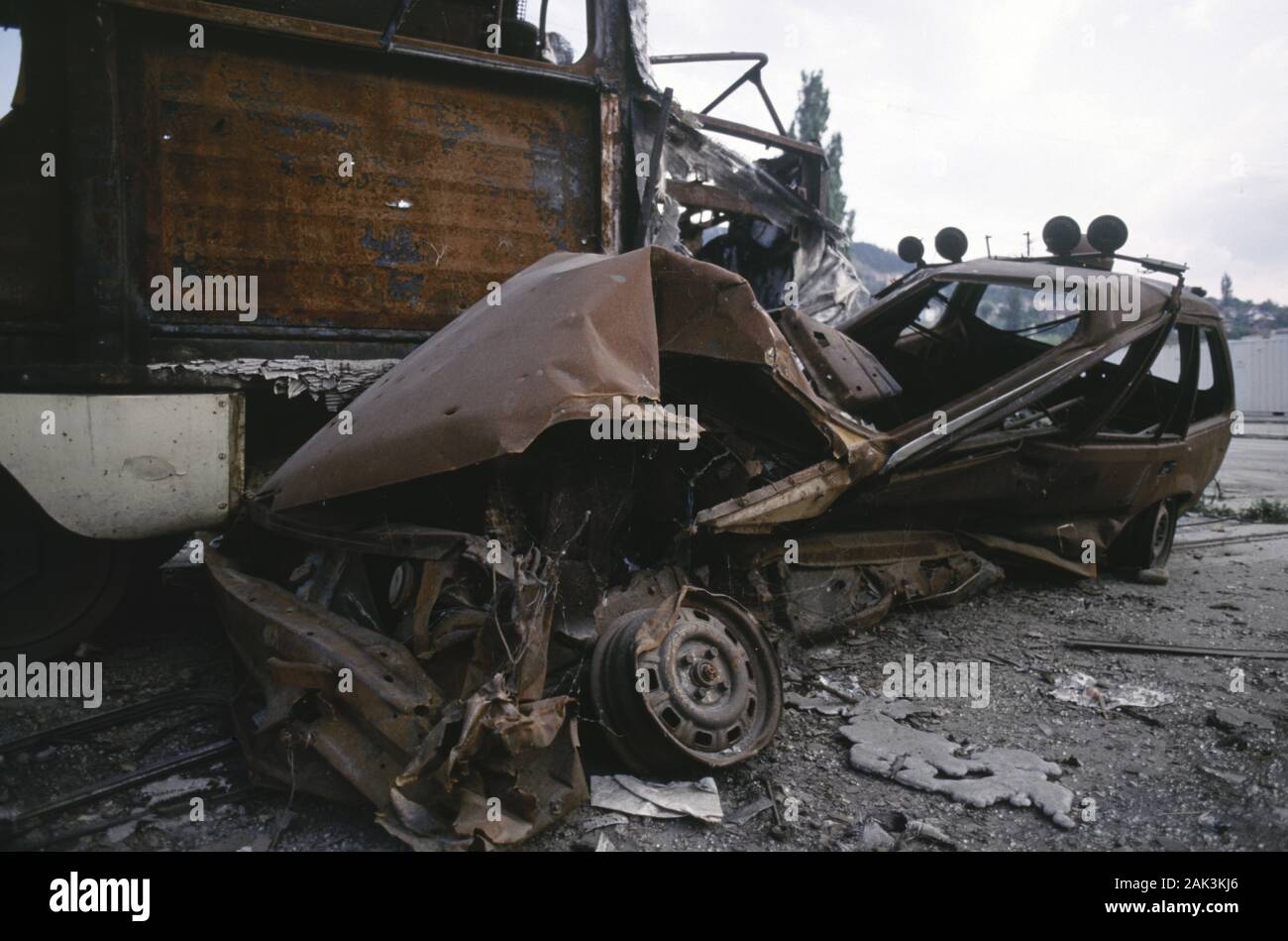 17 août 1993 pendant le siège de Sarajevo : datant de la première 'bataille' de la guerre au début de mai 1992, une voiture de police qui a déchiqueté s'écrasa dans un tram, les deux véhicules incendiées et la rouille. Banque D'Images