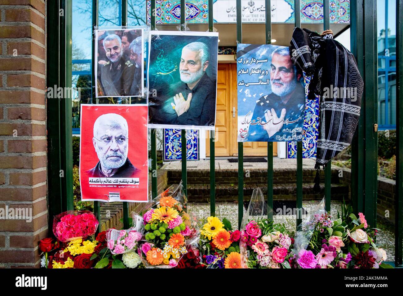 Den Haag, Pays-Bas. 07Th Jan, 2020. La Haye, Duinweg, 07-01-2020, fleurs et des affiches à l'entrée de l'ambassade d'Iran à La Haye (Pays-Bas) en mémoire de l'Iranien tué récemment Qassem Soleimani. Credit : Pro Shots/Alamy Live News Banque D'Images