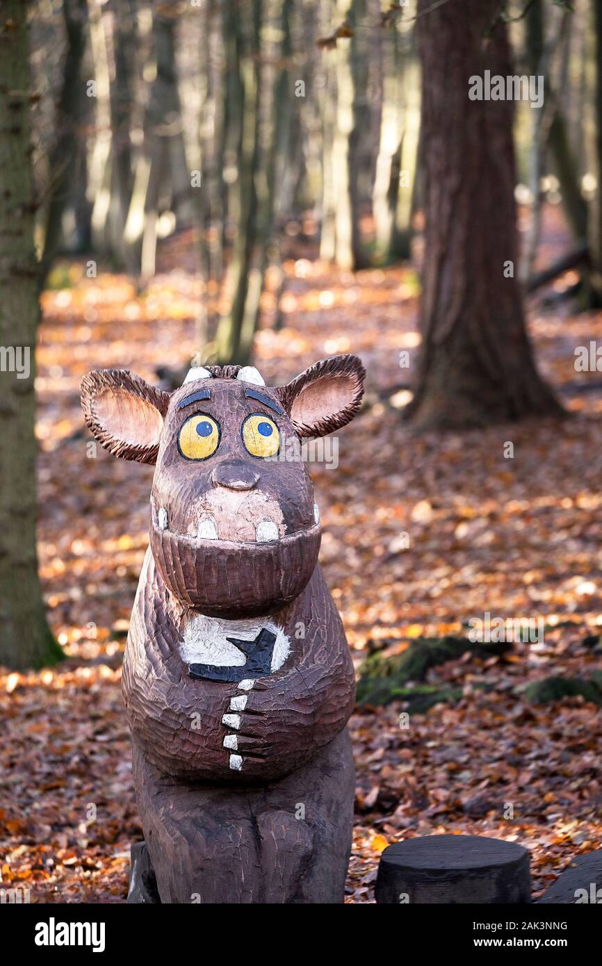 Une statue en bois sculpté d'un bébé est de retour dans The Gruffalo Thorndon Park North à Brentwood dans l'Essex. Banque D'Images