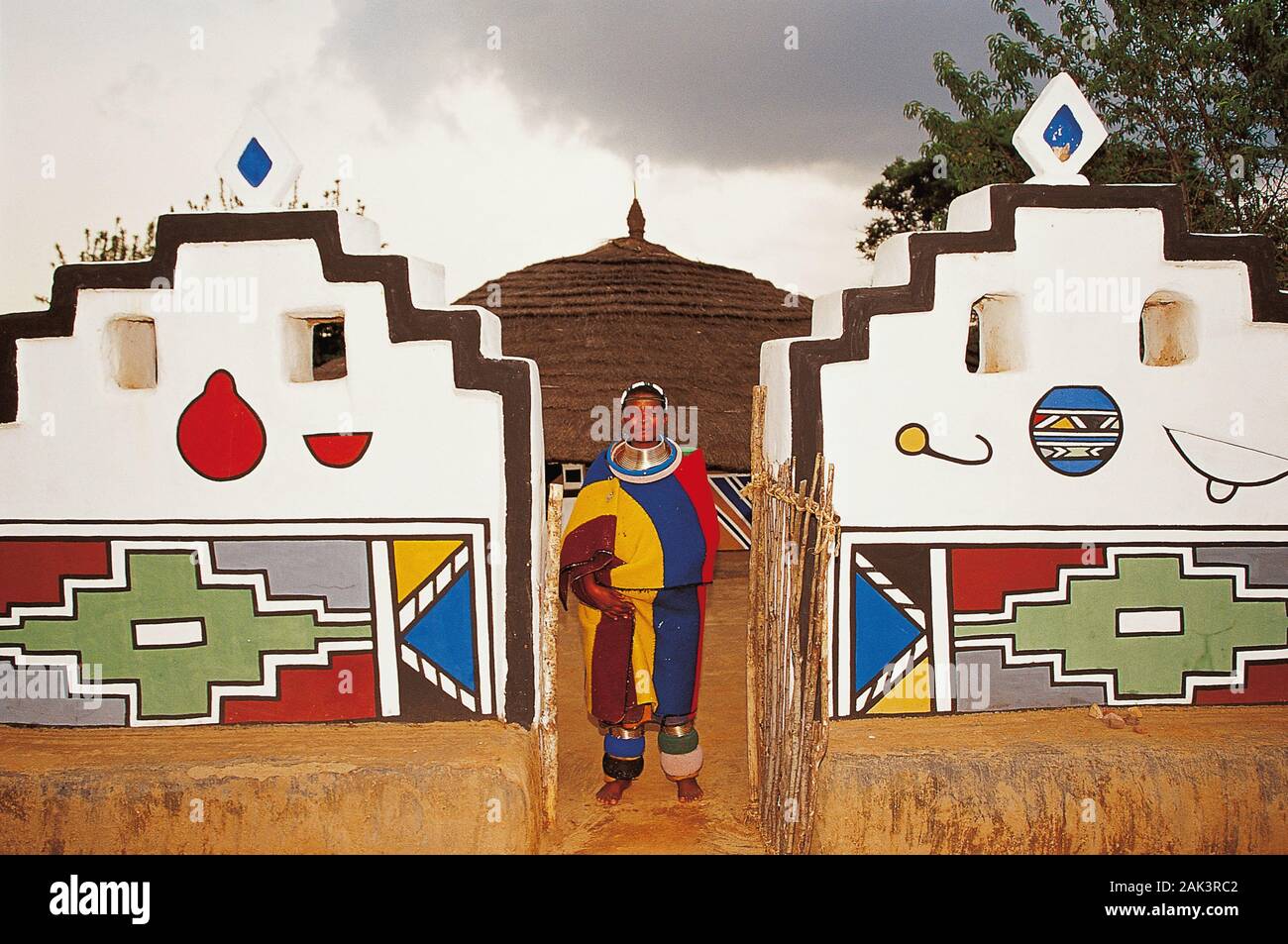 Cette photo montre un résident dans l'historique village Ndebele Botshabelo près de Middleburg, Afrique du Sud. (Photo non datée) | conditions dans le monde entier Banque D'Images