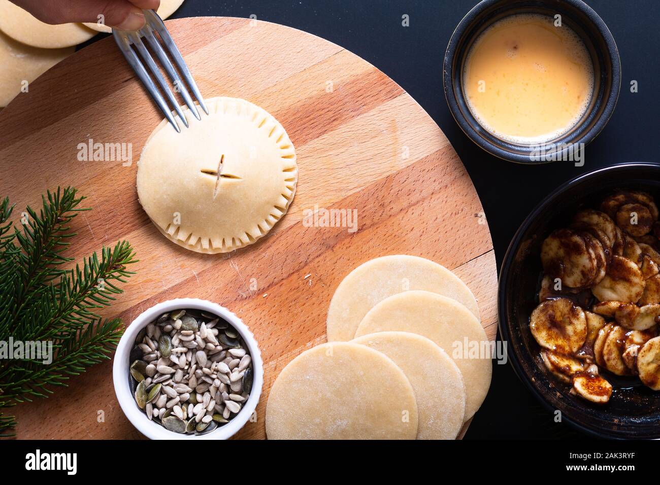 Concept alimentaire pour faire de la transformation de la banane fait maison foster part tarte sur fond noir Banque D'Images