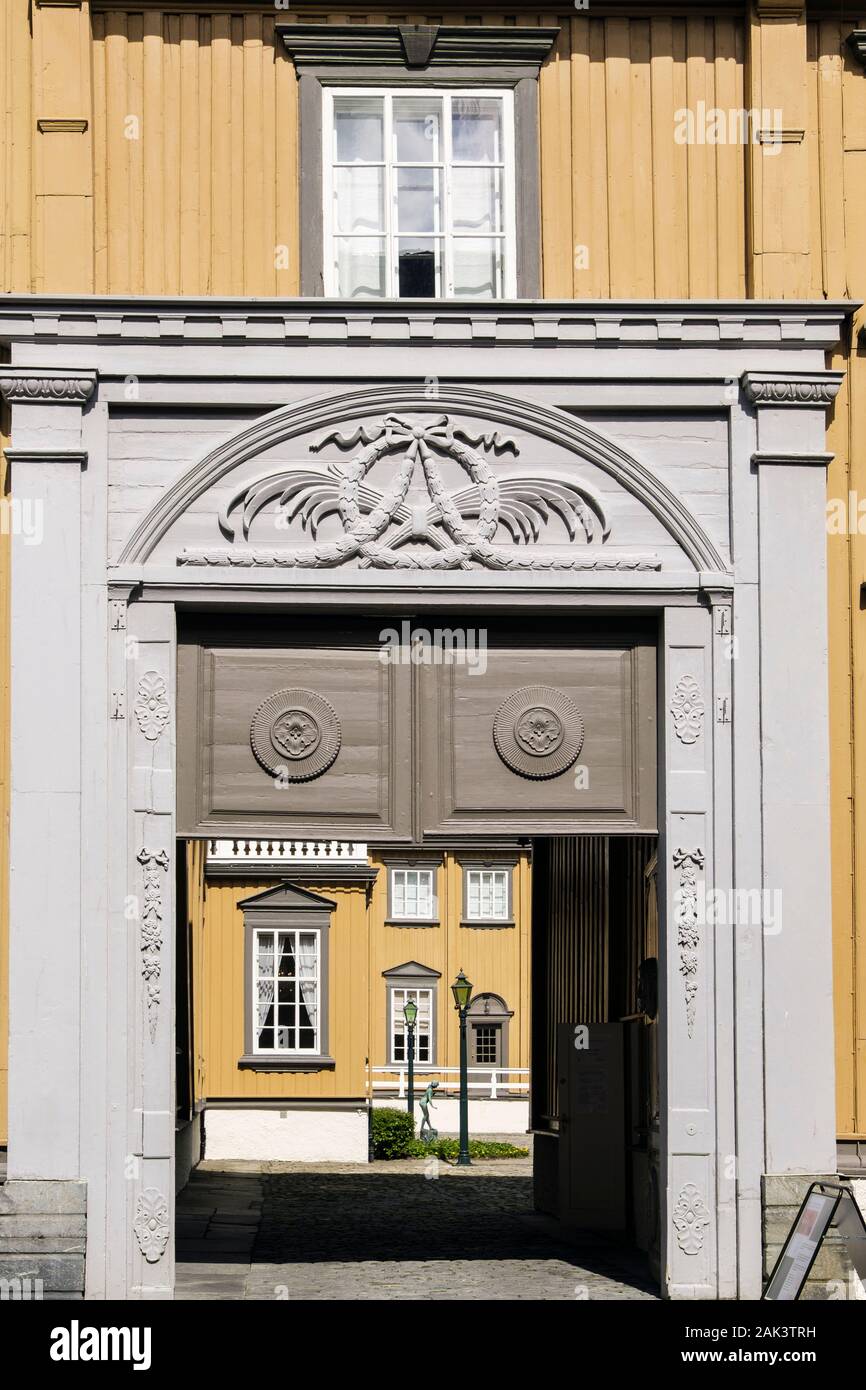 Porte d'entrée côté Palais Stiftsgarden Royal Residence à Trondheim, Sør-Trøndelag, Norvège, Scandinavie, Europe Banque D'Images