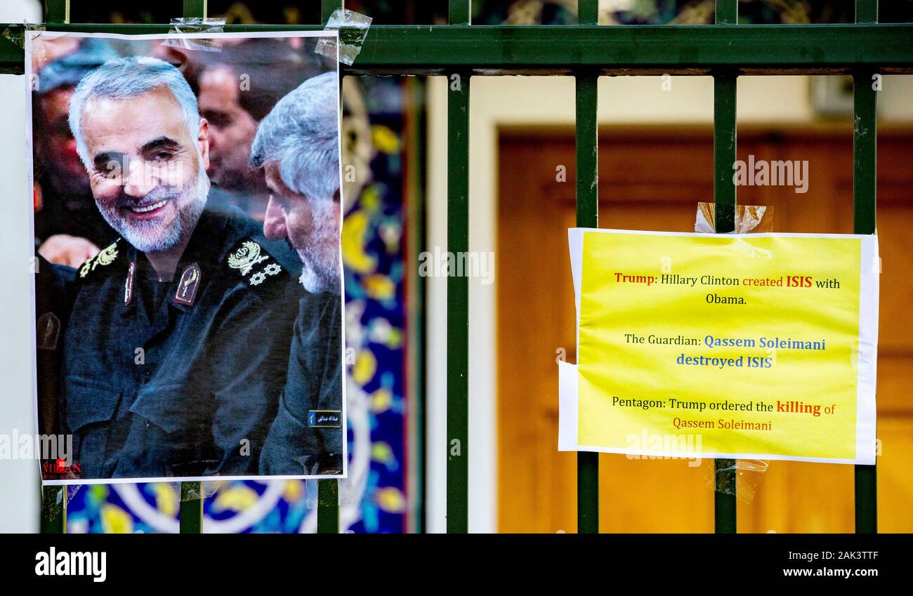 Den Haag, Pays-Bas. 07Th Jan, 2020. La Haye, Duinweg, 07-01-2020, fleurs et des affiches à l'entrée de l'ambassade d'Iran à La Haye (Pays-Bas) en mémoire de l'Iranien tué récemment Qassem Soleimani. Credit : Pro Shots/Alamy Live News Banque D'Images