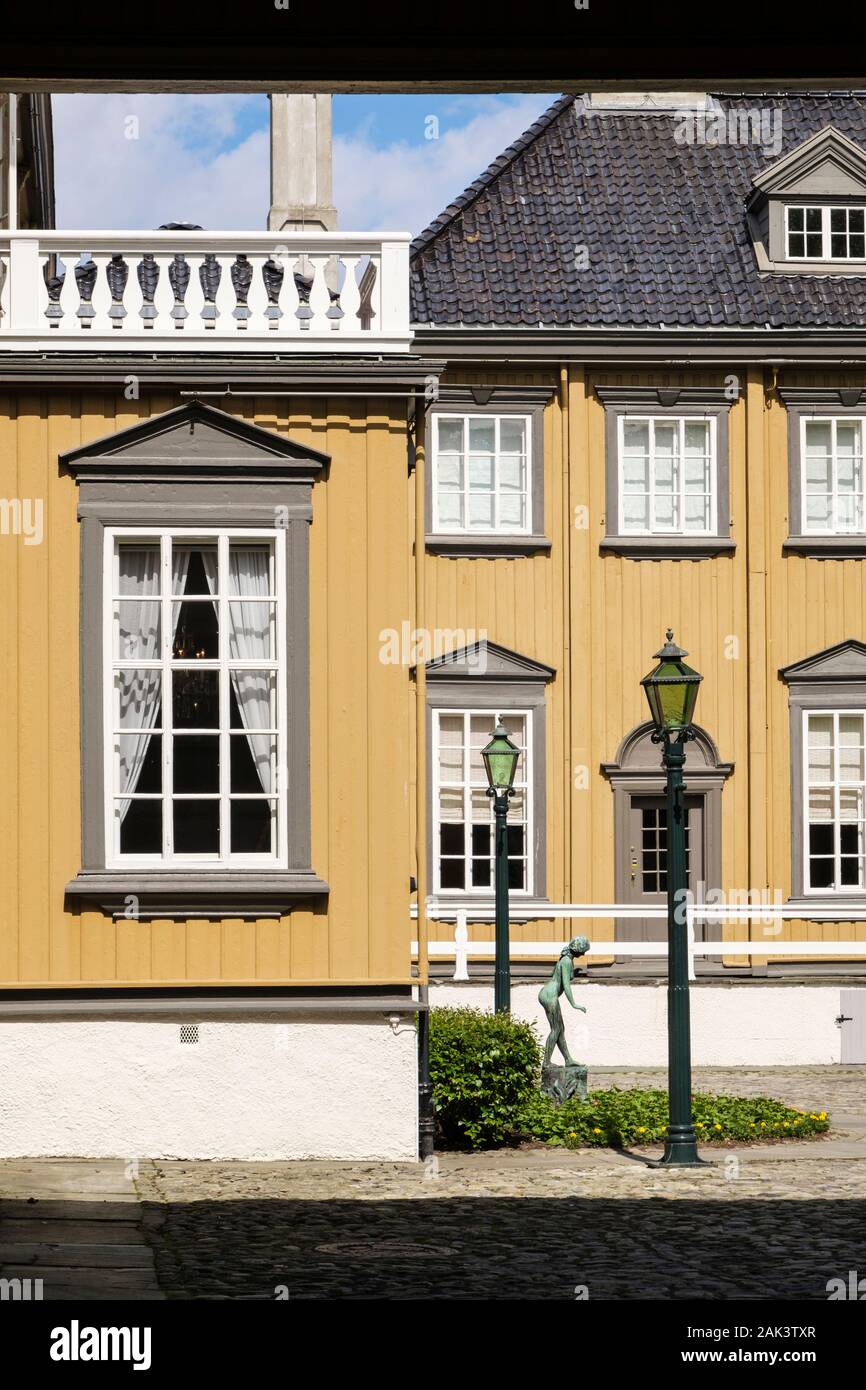 Voir à partir de la rue en résidence royale de Stiftsgarden Palace courtyard à Trondheim, Sør-Trøndelag, Norvège, Scandinavie, Europe Banque D'Images