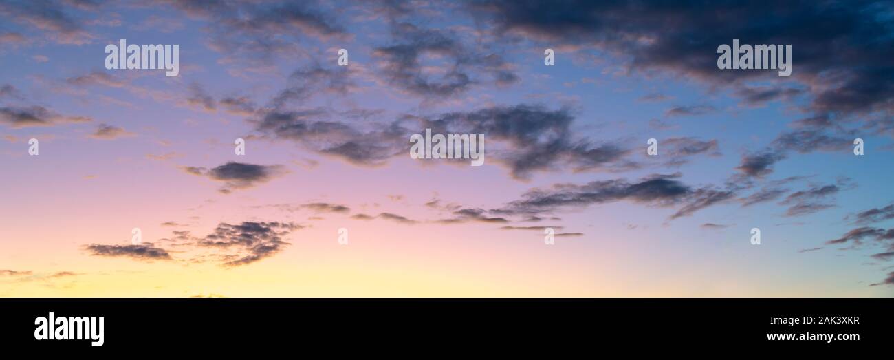 Ciel coloré avec des nuages au coucher du soleil, la nature fond panoramique Banque D'Images