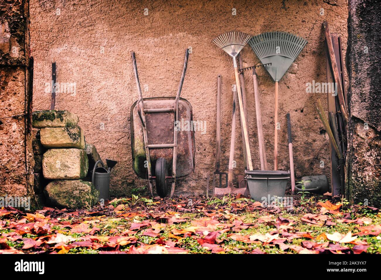 Outils de jardin rustique contre un mur à l'automne, processus vintage Banque D'Images