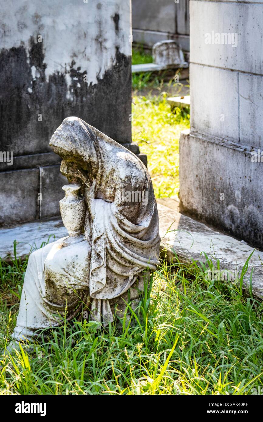 Statue de femme qui pleure assis par un mausolée dans le cimetière Lafayette n° 1 Banque D'Images