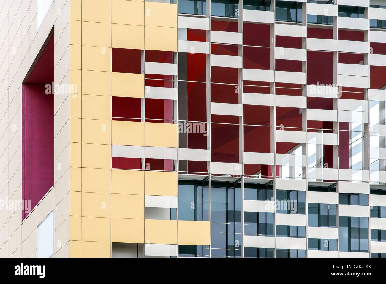 Façade colorée d'un bâtiment commercial moderne dans un cadre plein de détails de conception architecturale historique Banque D'Images