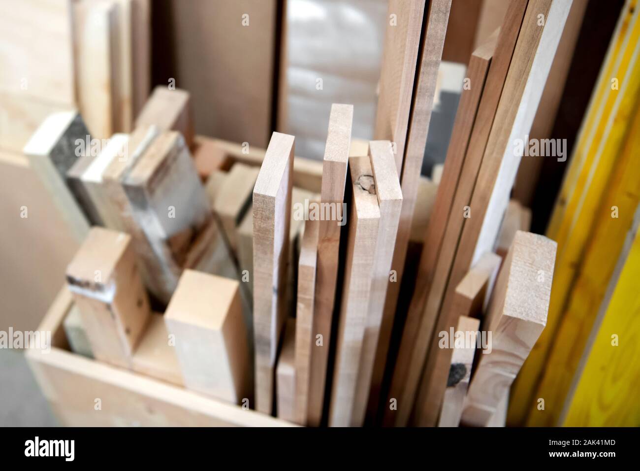 Un assortiment de blocs de rechange et des planches de bois stockés dans une boîte en bois ou un atelier de menuiserie dans une vue en gros plan Banque D'Images