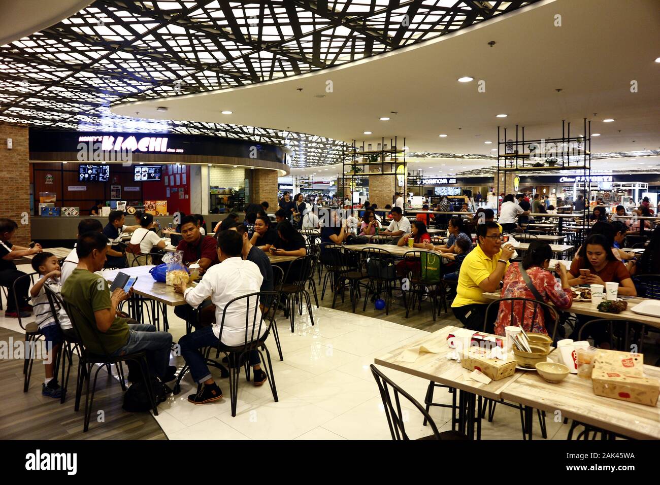 La ville de Quezon, Philippines - Le 5 janvier 2020 : Les clients apprécient et prennent leur repas à une aire de restauration dans un centre commercial. Banque D'Images