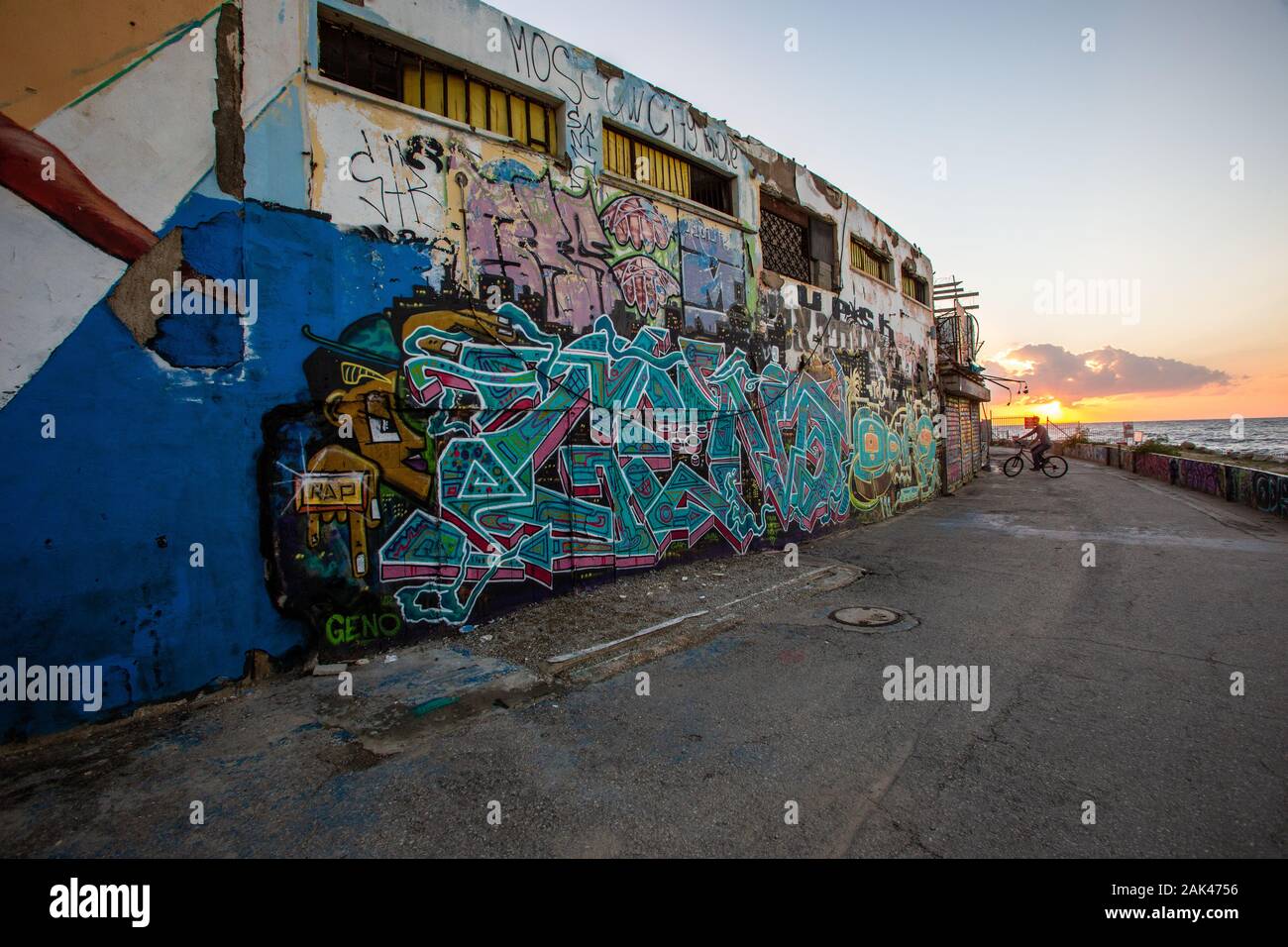 Le graffiti sur le mur de la Déserte et Delphinarium négligées des capacités dans Tel Aviv, Israël. Cet édifice a été démoli en 2019 Banque D'Images