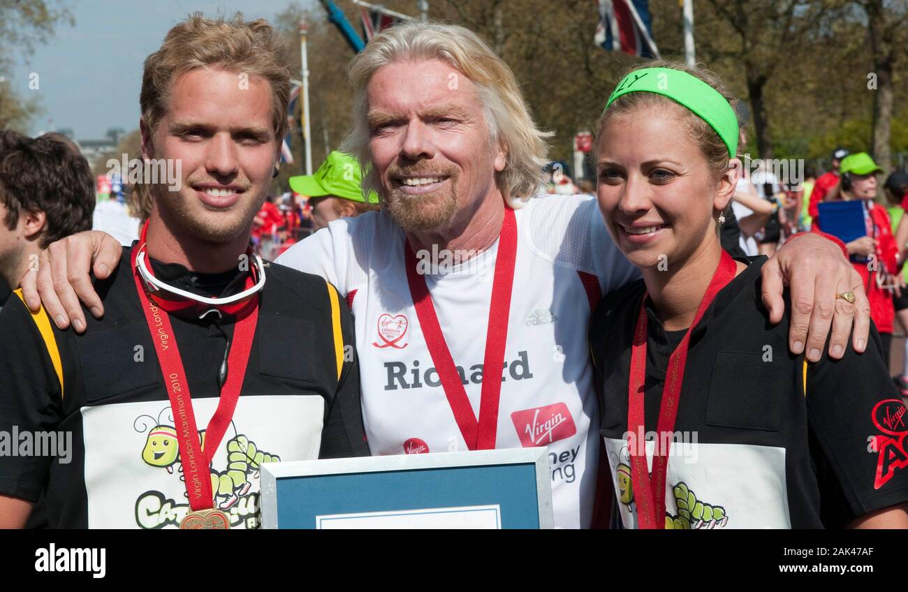 Sir Richard Branson avec ses deux enfants Sam et Holly célébrer qu'ils complètent le Marathon de Londres en 2010. Banque D'Images