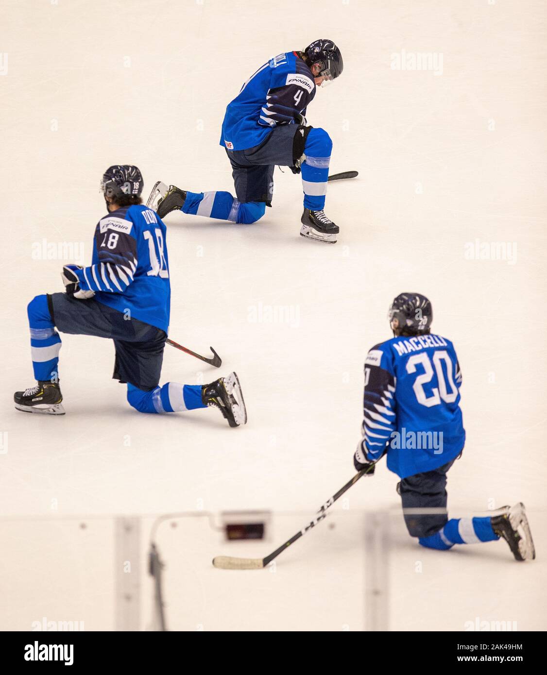 L-R découragé les joueurs finlandais Joonas Oden, Ville Heinola et Matias  Maccelli reste après la Suède a remporté la troisième place dans le  championnat mondial junior 2020 Ice Ho Photo Stock - Alamy