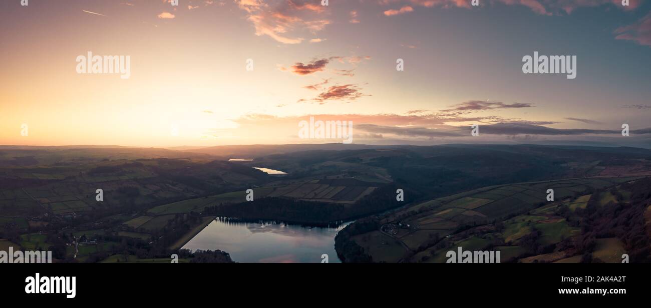 Panorama aérien tourné du parc national de Peak District, campagne anglaise pendant un beau coucher de soleil d'hiver Banque D'Images