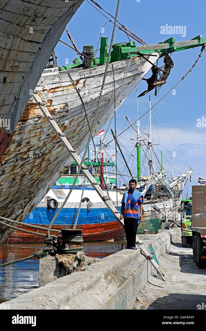 Jakarta, Indonésie - 2019.12.18 : les opérations de manutention sur et de sol en bois prahu pinisi (kapal layar motor klm) à Port Sunda Kelapa Banque D'Images