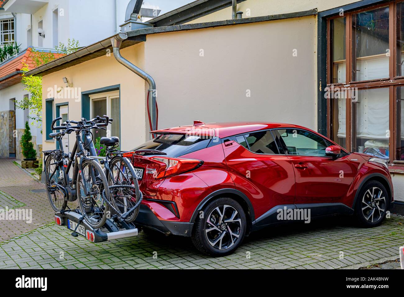 Bansin, Allemagne - 14 septembre 2019 : voiture garée avec un porte-vélo  attaché à la poupe et deux vélos montés sur lui Photo Stock - Alamy