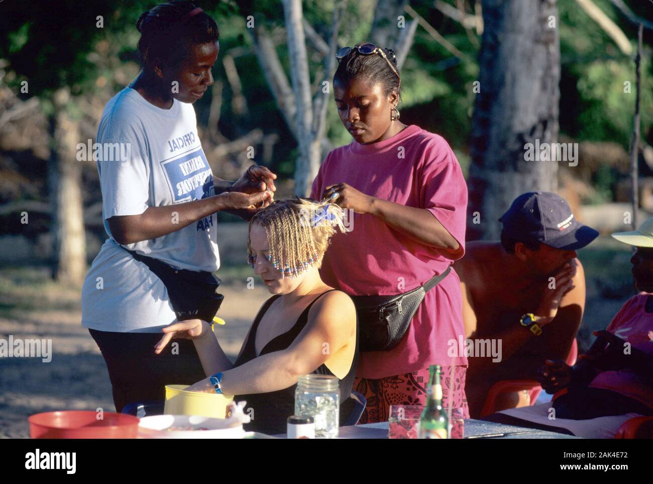 République Dominicaine - Bayahibe : tressage de cheveux des femmes sur la plage d'utilisation dans le monde entier | Banque D'Images