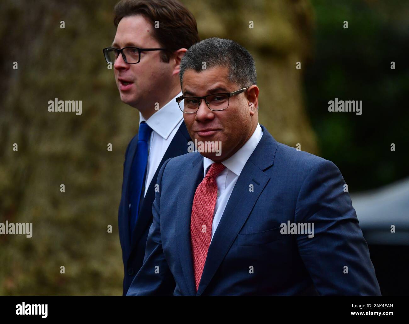 Downing Street, London, UK. 7 janvier 2020. Alok Sharma (à droite), Secrétaire d'État au Développement International, secrétaire au Développement International à Downing Street, accompagnés par Alex Burghart MP, PPS à Boris Johnson. Credit : Malcolm Park/Alamy Live News. Banque D'Images Downing Street, London, UK. 7 janvier 2020. Alok Sharma (à droite), Secrétaire d'État au Développement International, secrétaire au Développement International à Downing Street, accompagnés par Alex Burghart MP, PPS à Boris Johnson. Credit : Malcolm Park/Alamy Live News. Banque D'Images