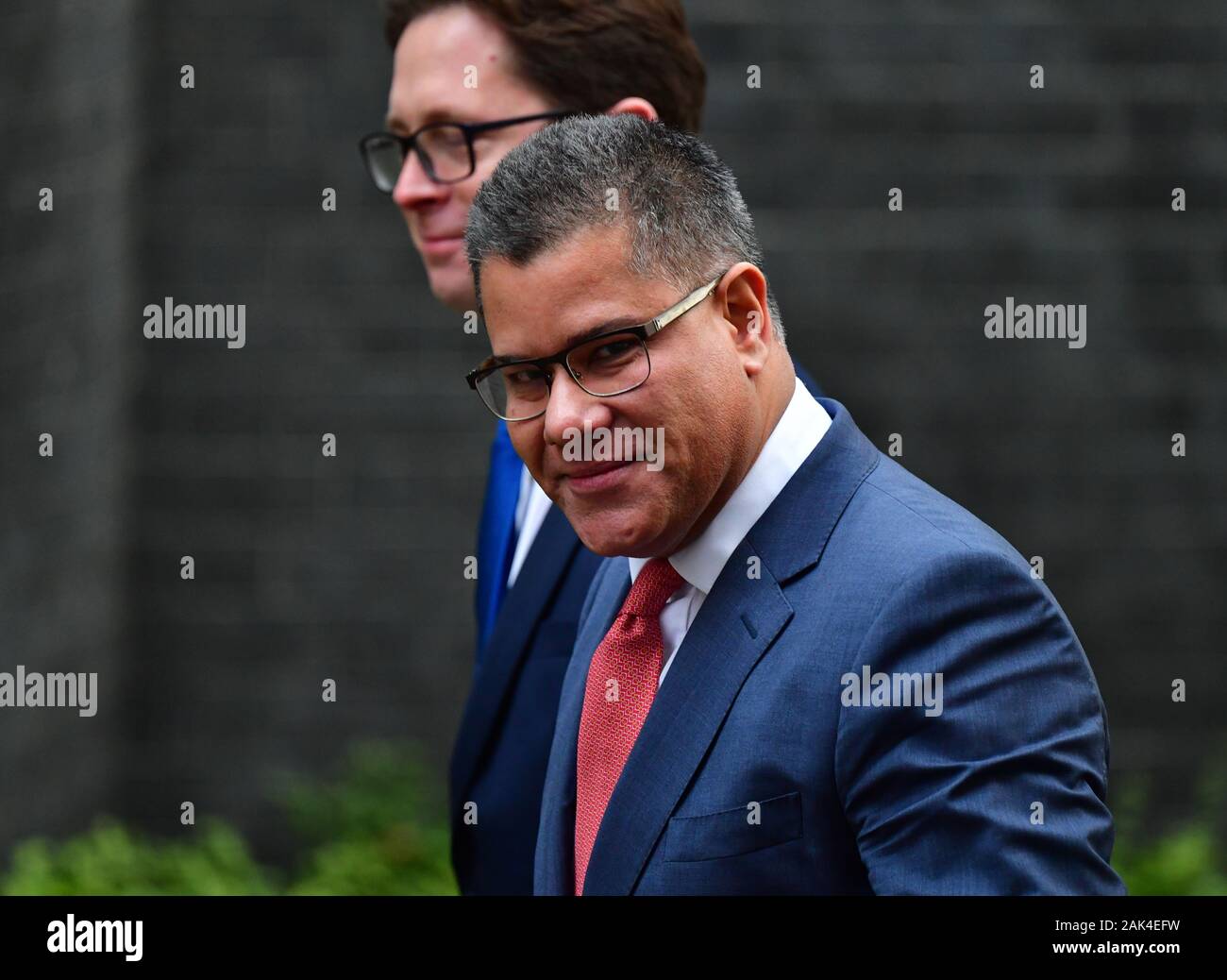Downing Street, London, UK. 7 janvier 2020. Alok Sharma (à droite), Secrétaire d'État au Développement International, secrétaire au Développement International à Downing Street, accompagnés par Alex Burghart MP, PPS à Boris Johnson. Credit : Malcolm Park/Alamy Live News. Banque D'Images Downing Street, London, UK. 7 janvier 2020. Alok Sharma (à droite), Secrétaire d'État au Développement International, secrétaire au Développement International à Downing Street, accompagnés par Alex Burghart MP, PPS à Boris Johnson. Credit : Malcolm Park/Alamy Live News. Banque D'Images
