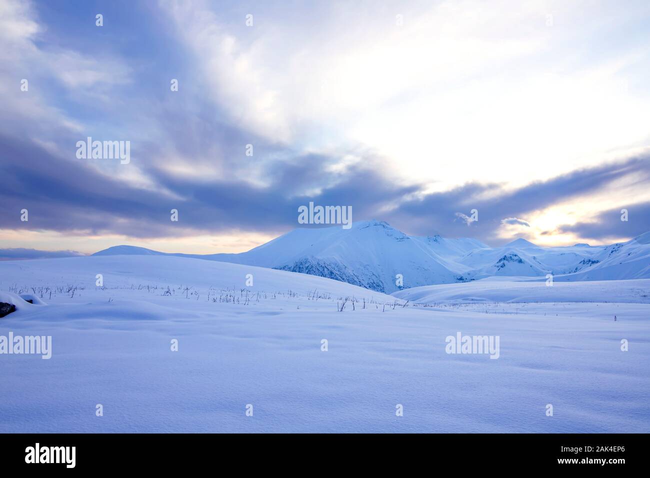 Montagnes couvertes de neige sur le col de la Croix de la route militaire géorgienne, au coucher du soleil. La Géorgie Banque D'Images