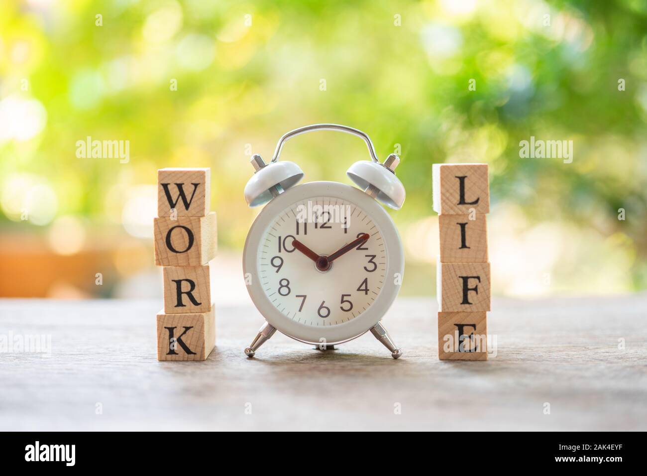 Vintage White Réveil avec mot bois travail et vie à l'aide du concept d'entreprise à titre d'information et de l'équilibre entre la vie et le travail avec copie espace concept Banque D'Images