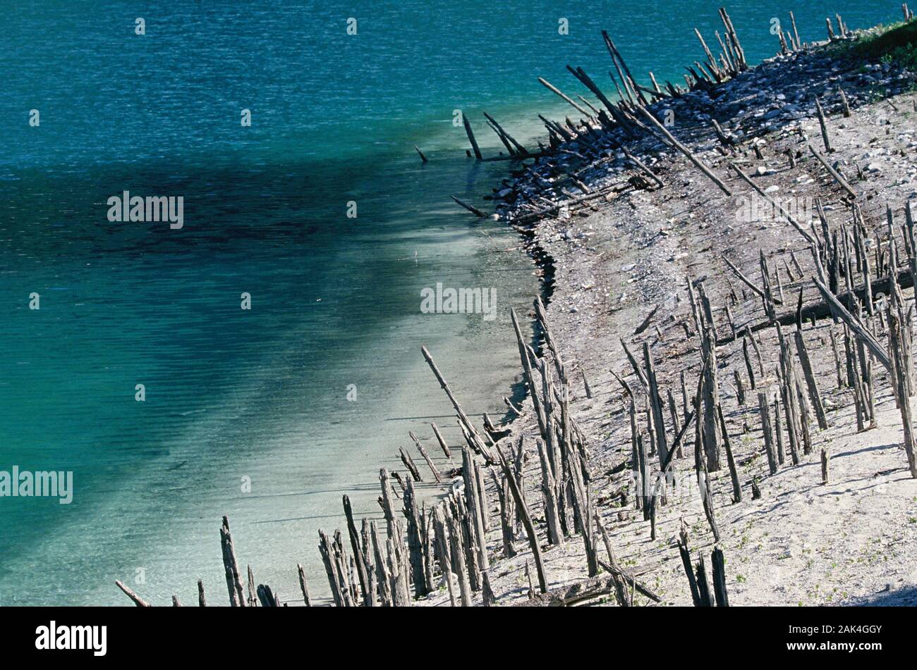 Vestiges de l'Âge de Bronze logements lac sont situés au bord du lac de Lago di Ledro, un lac de montagne dans la haute Alpes italiennes dans la région de Trento Banque D'Images