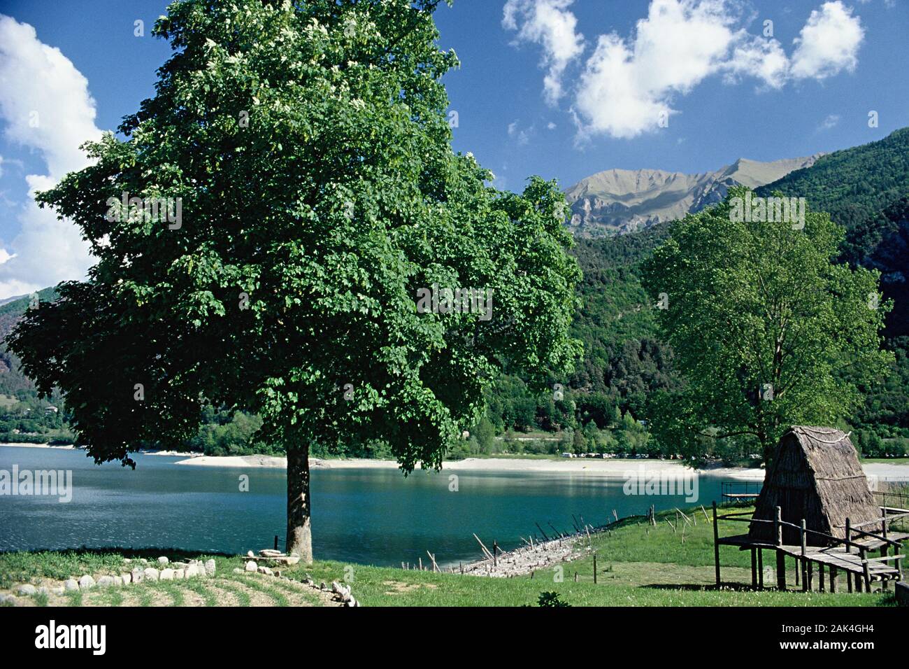 Un lac est situé logement reconstruit au bord du lac de Lago di Ledro, un lac de montagne dans la haute Alpes italiennes dans le Nord de l'Italie, où le re Banque D'Images