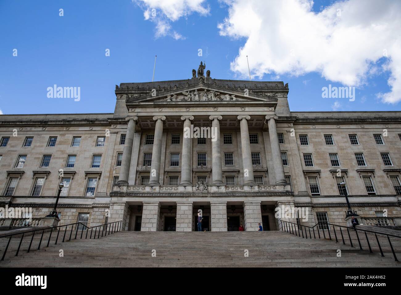 Menant jusqu'à l'avant de Stormont, le bâtiment du parlement de l'Irlande du Nord Banque D'Images
