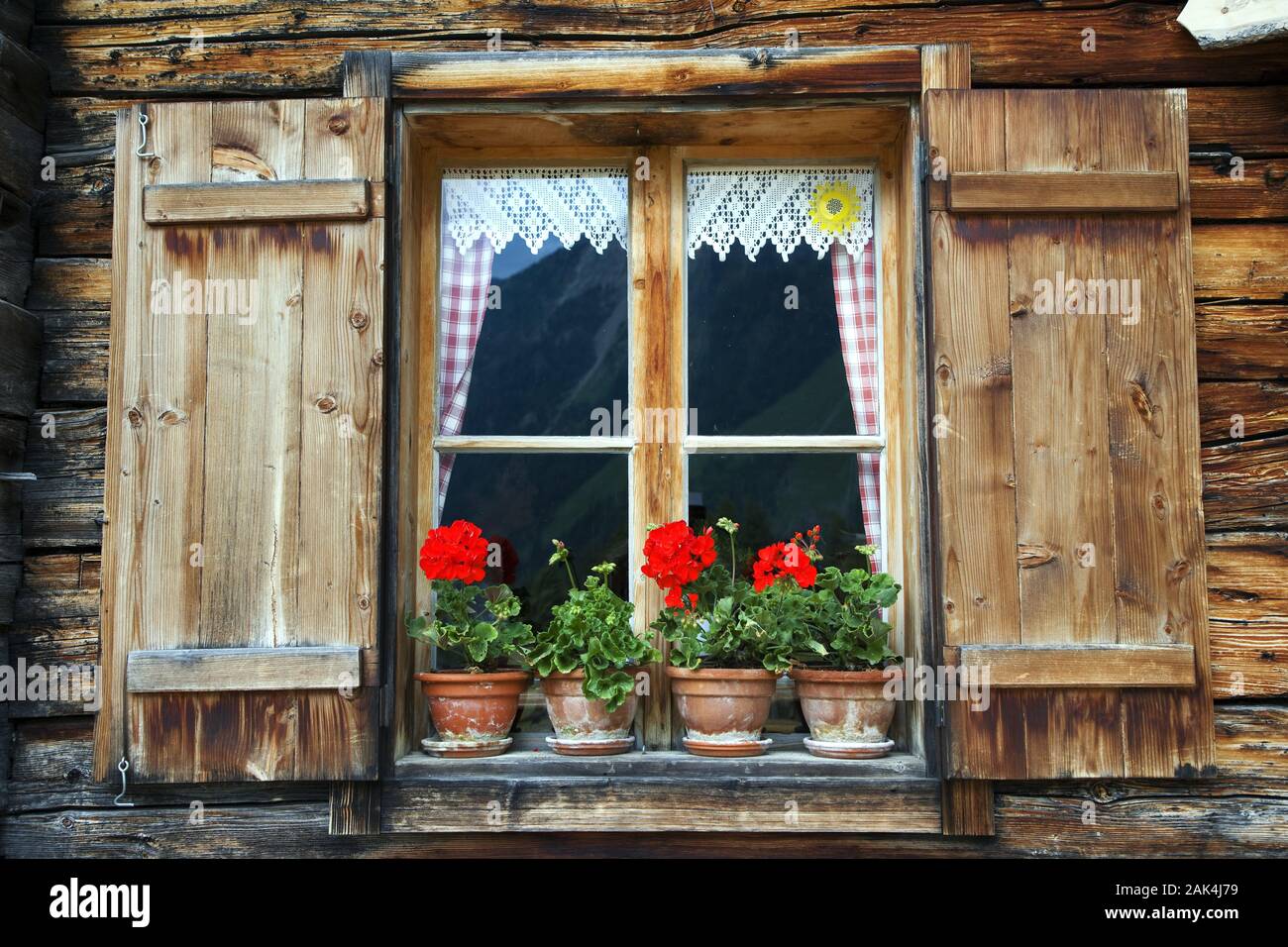 Dans WeiÃüpriach Blumenfenster eines Bauernhauses, Salzburger Land | Le monde d'utilisation Banque D'Images