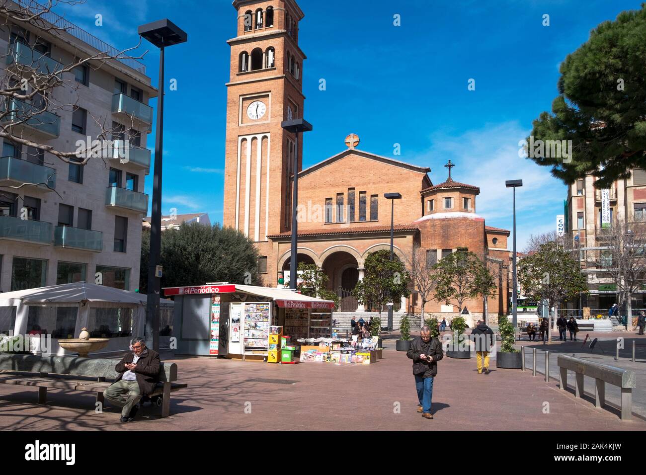 HOSPITALET DE LLOBREGAT, ESPAGNE - 9 mars 2018 : une vue de la façade de l'église Sainte Eulalie de Mérida, placé dans l'Ajuntament square, la principale Banque D'Images