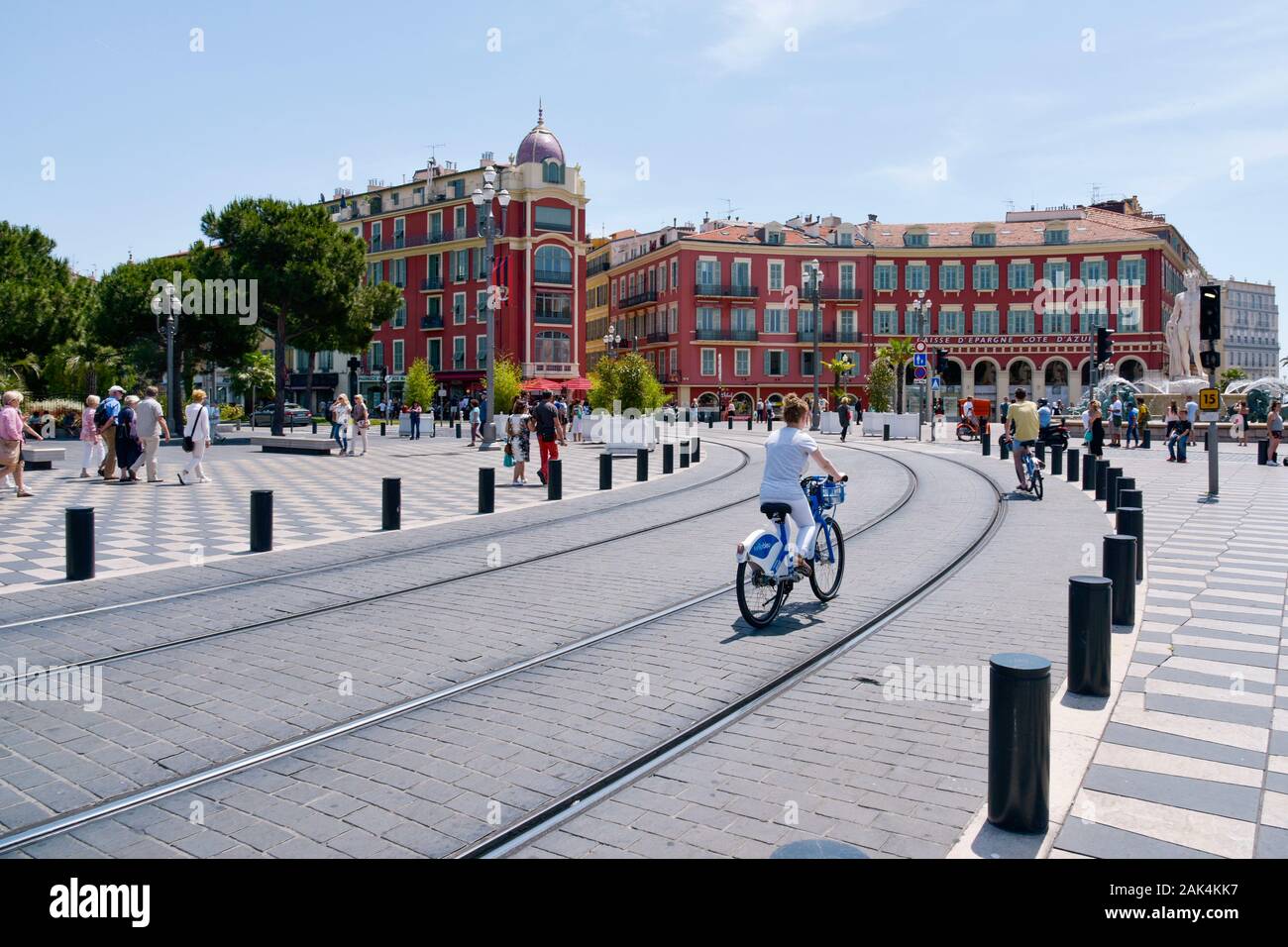 NICE, FRANCE - 4 juin 2017 : une vue de la Place la place Masséna à Nice, en France, avec les rails du tramway au premier plan. C'est la principale fonction squ Banque D'Images
