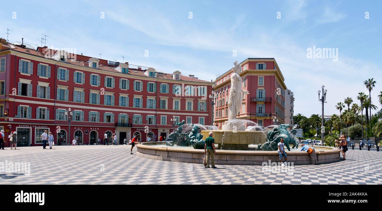 NICE, FRANCE - 4 juin 2017 : une vue de la fontaine Fontaine du Soleil à la place la place Masséna à Nice, France. La Place Masséna est le principal éditeur Banque D'Images