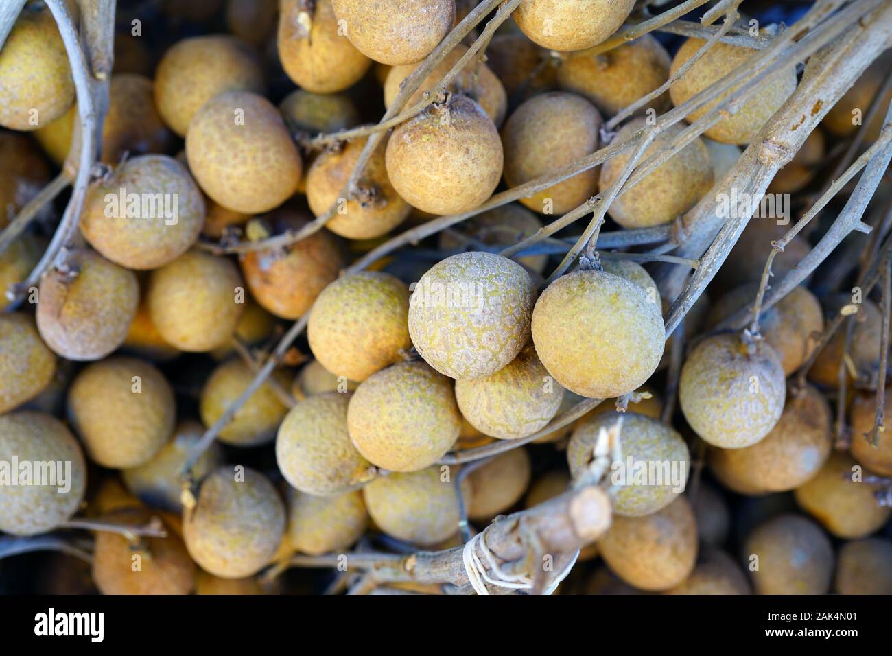 Grappes de fruits longane en vente à un marché en Malaisie Banque D'Images