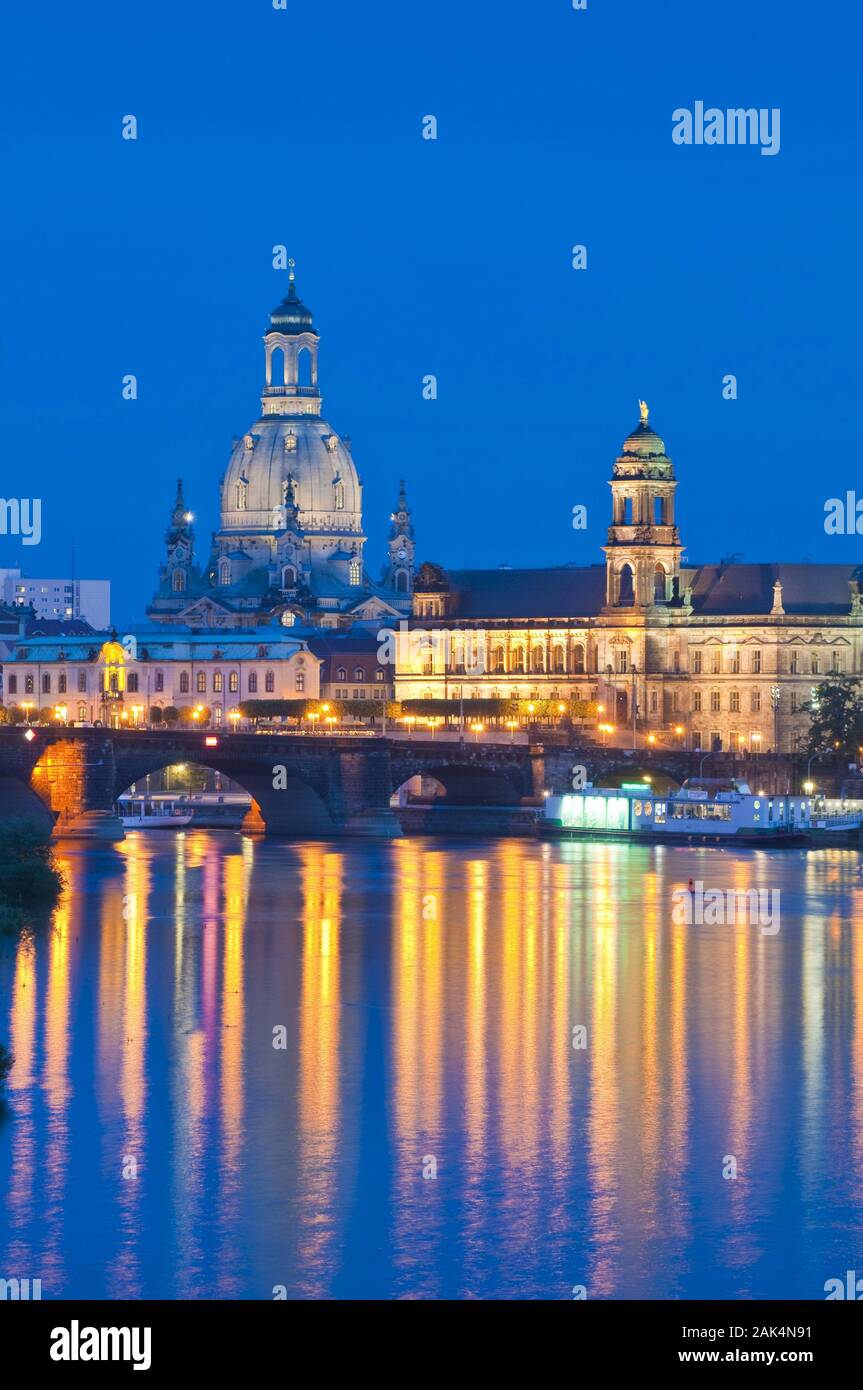 Dresde : Blick über die Elbe auf die Altstadt mit Frauenkirche, Sekundogenitur Ständehaus und am Abend, dans le monde d'utilisation | Banque D'Images