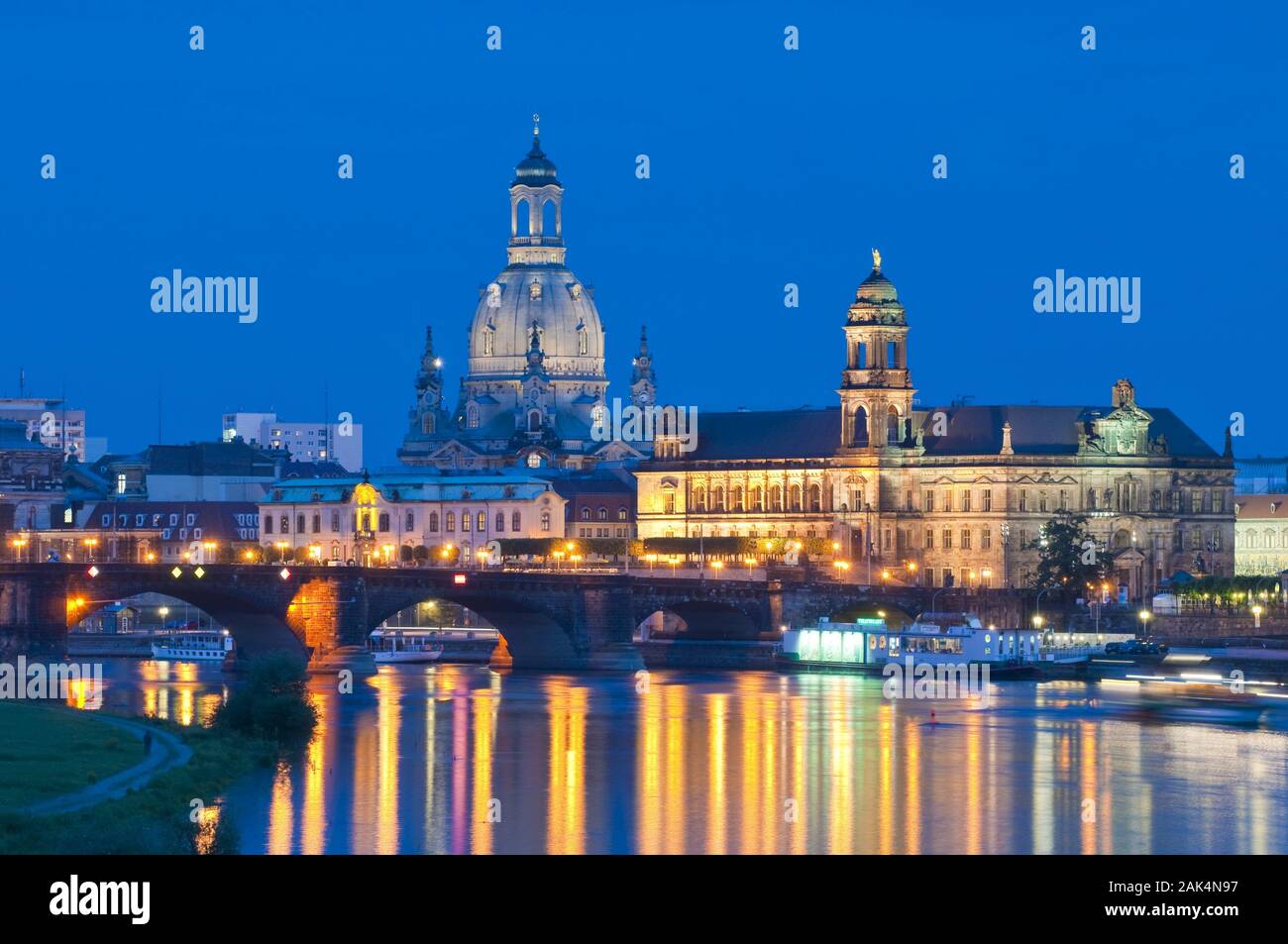 Dresde : Blick über die Elbe auf die Altstadt mit Frauenkirche, Sekundogenitur Ständehaus und am Abend, dans le monde d'utilisation | Banque D'Images