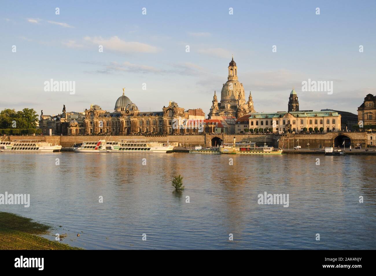 Blick über die Elbe auf die Altstadt mit Kunstakademie, und Frauenkirche Sekundogenitur, Dresde | utilisée dans le monde entier Banque D'Images