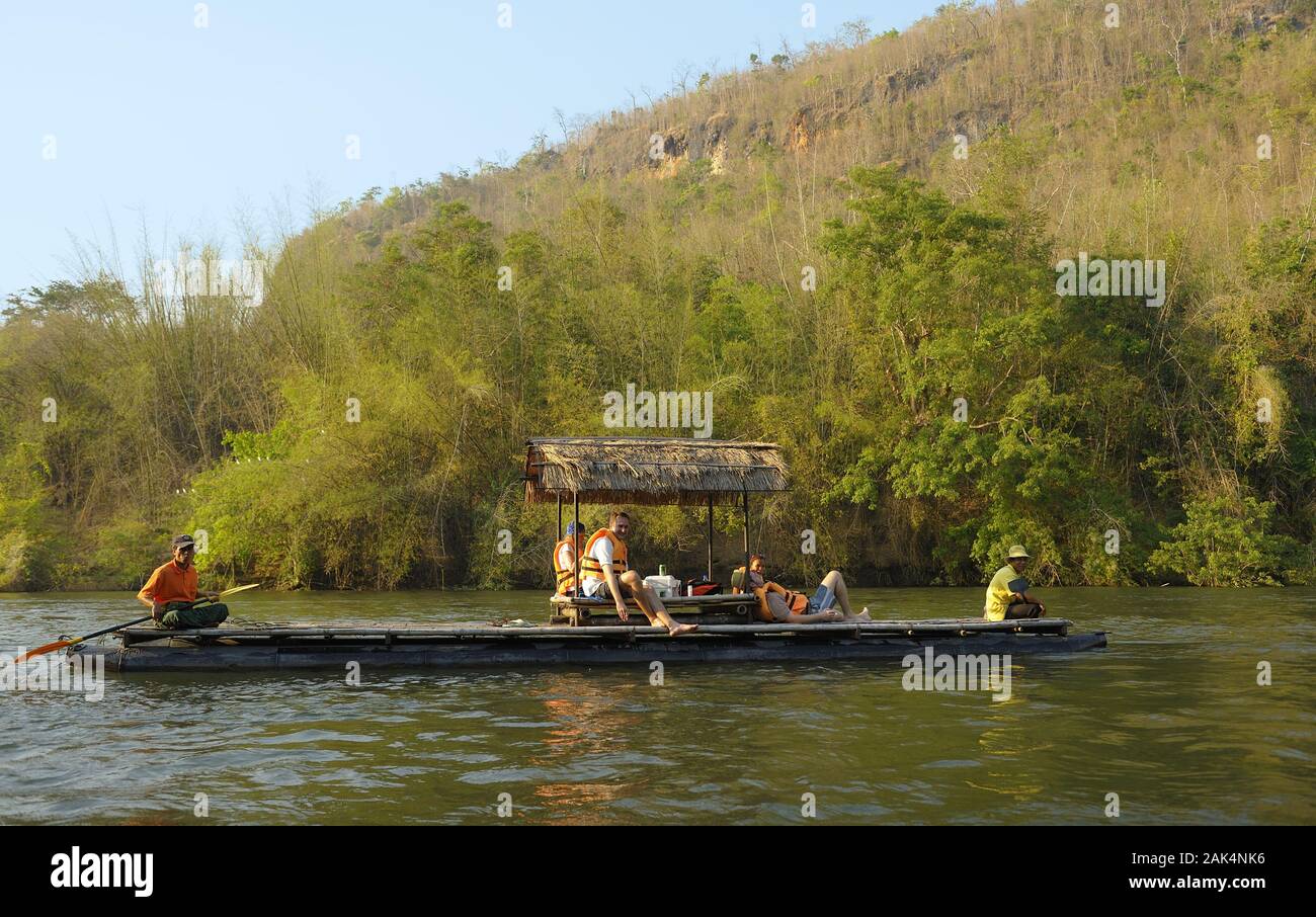 Floß auf dem River Kwai bei Kanchanaburi, Thaïlande | conditions dans le monde entier Banque D'Images