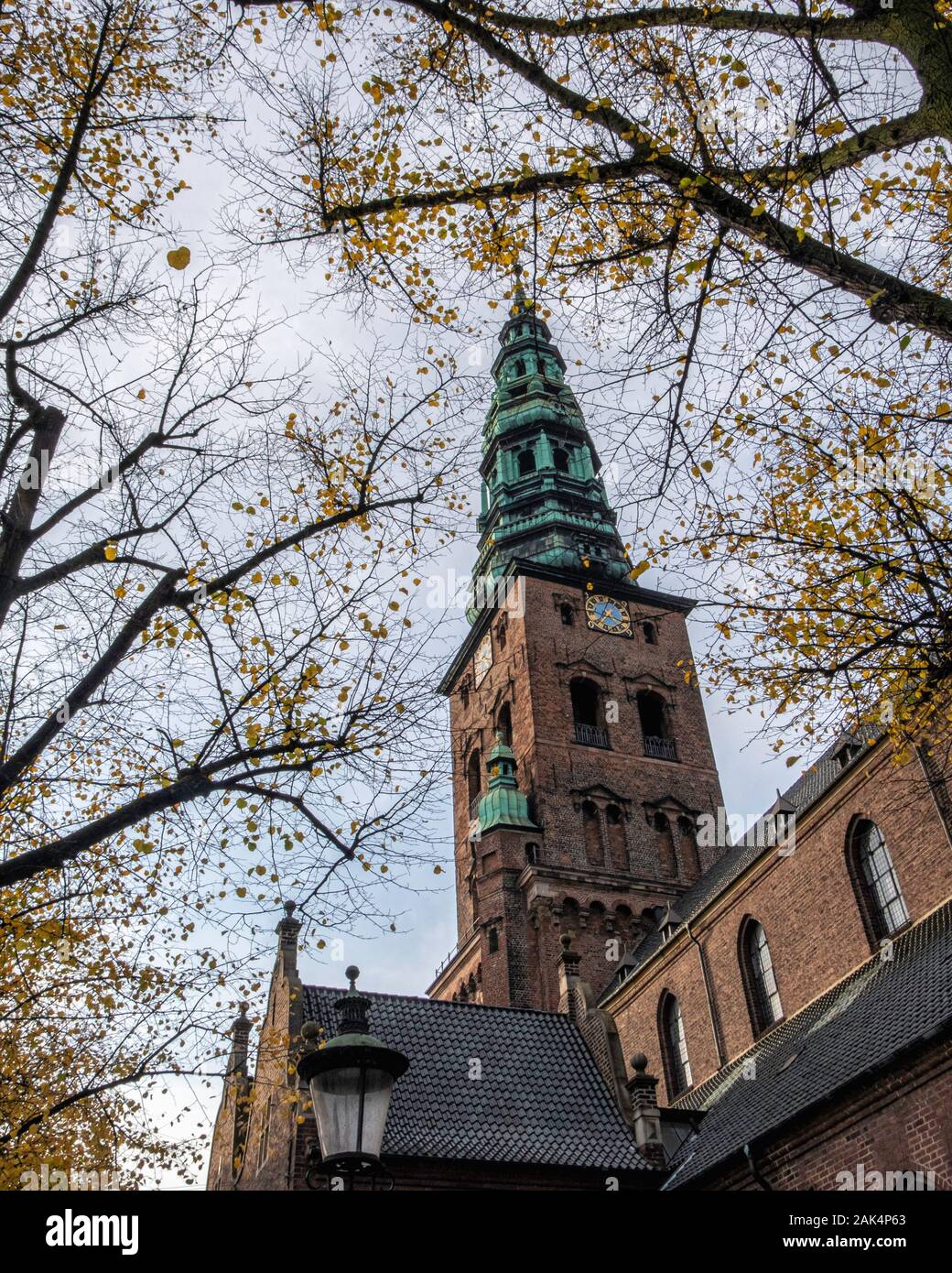 Nikolaj bâtiment de l'église, extérieur en briques, façade & Tower, Copenhague, Danemark. Bâtiment historique abrite aujourd'hui le Centre d'Art Contemporain de Copenhague, Banque D'Images