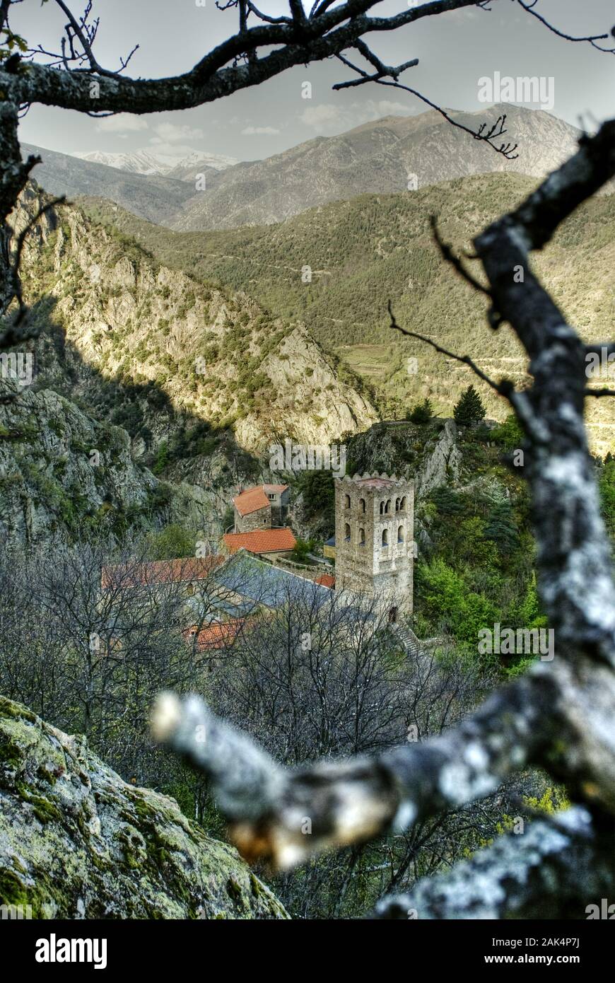 Bei Vernet-les-Bains dans den Pyrenäen : die Abtei St-Martin-de-Canigou am fusse des massif du Canigou, Südfrankreich | conditions dans le monde entier Banque D'Images