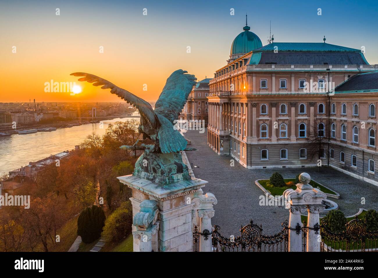 Budapest, Hongrie - vue aérienne du château de Buda Palais Royal à l'automne le lever du soleil. Pont Elisabeth, au Danube avec fond bleu et clair Banque D'Images