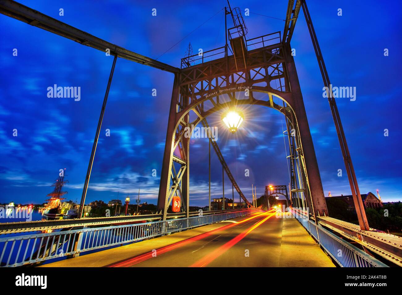 Wahrzeichen von Wilhelmshaven : die Kaiser-Wilhelm-Brücke am Abend, Ostfriesland | conditions dans le monde entier Banque D'Images