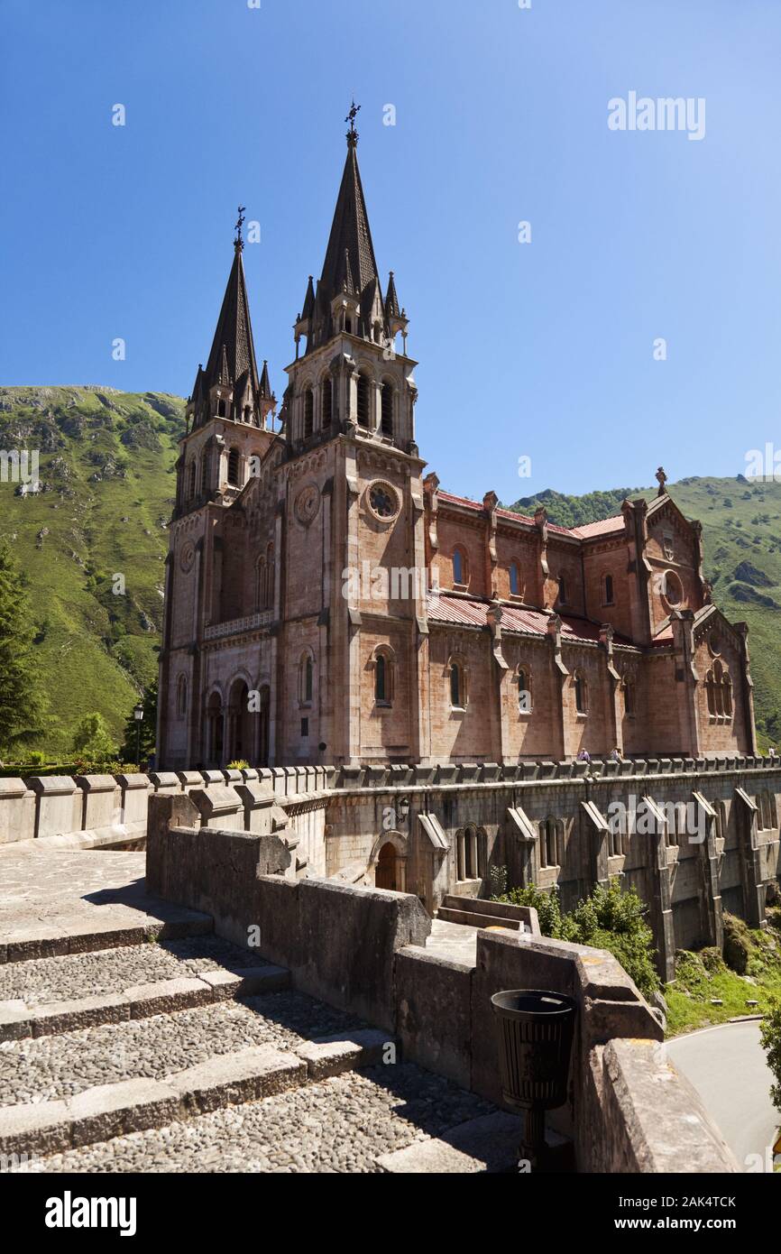 Covadonga : Kathedrale, Spanien Norden | conditions dans le monde entier Banque D'Images