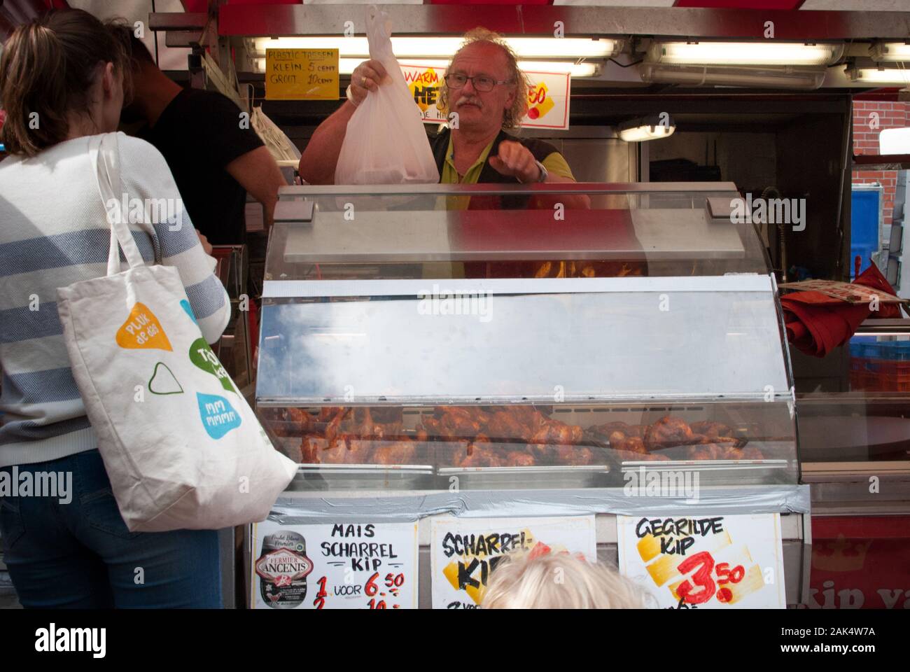 Les gens qui achètent de la nourriture pour manger dans un marché de rue Banque D'Images