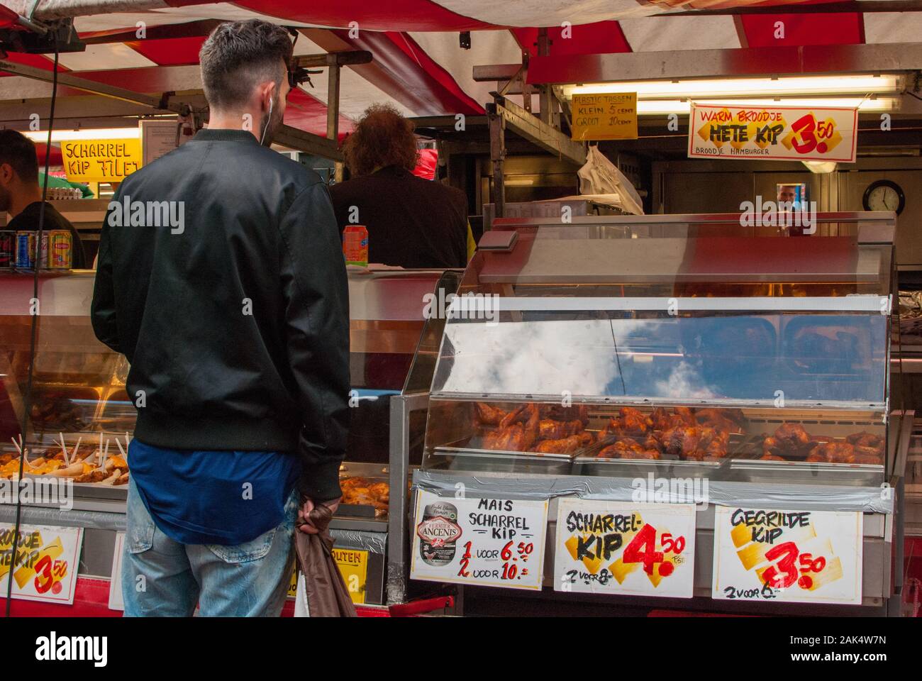 Les gens qui achètent de la nourriture pour manger dans un marché de rue Banque D'Images